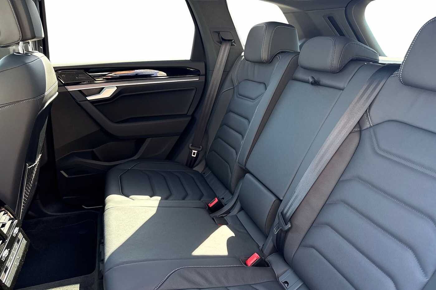 Volkswagen Touareg 3.0 TDI V6 Black Edition SUV 5dr Diesel Tiptronic 4Motion Euro 6 (s/s) (286 ps)